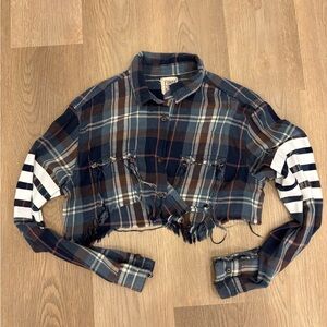Plaid Cropped Shirt with Striped Sleeves‎